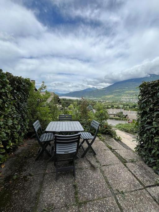 Avec Vue Sur Le Saint-Sauveur (Hautes-Alpes)
